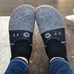 Women’s haflinger wool clogs